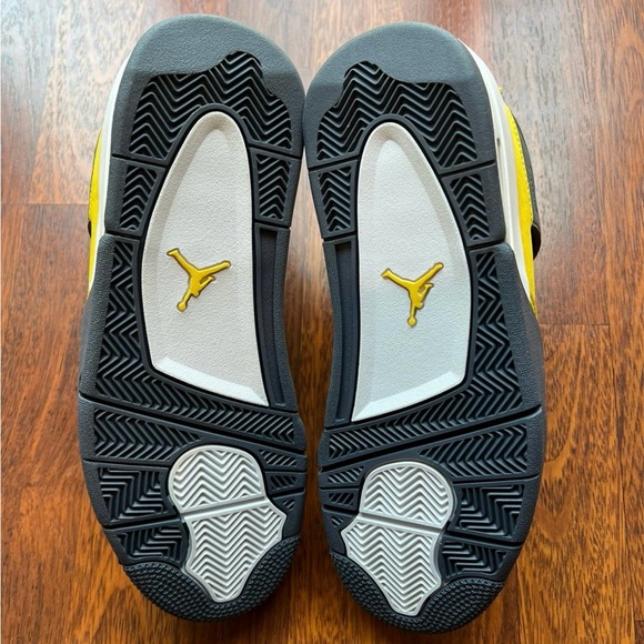 jordan retro 4 lightning size 9 new with box UPC00195238771454 - Picture 4 of 8